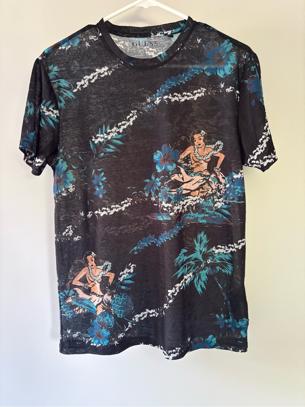 Guess Men’s Black Floral Hawaiian Graphic T‑Shirt